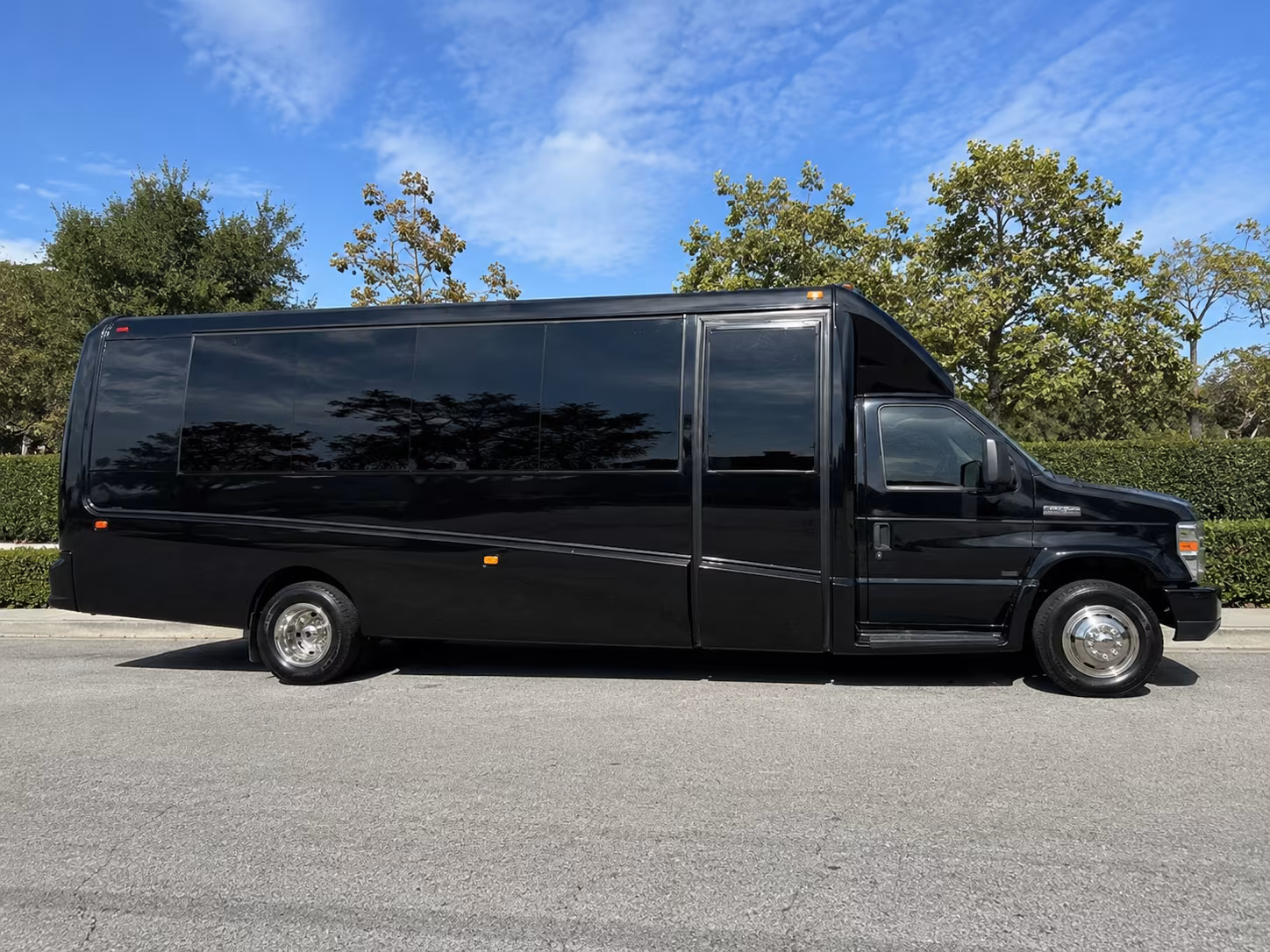 Minneapolis Airport Shuttle & Transportation party bus exterior